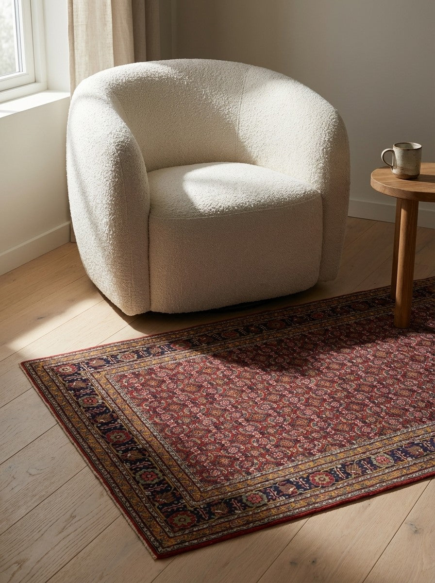 Tabriz Old — Hand-knotted, 110x150 cm, Red, 100% Virgin Wool | Detail view