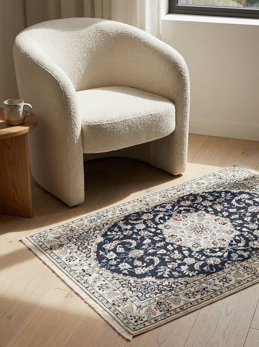Nain 9La — Hand-knotted, 96x151 cm, Blue, 100% Virgin Wool | Detail view
