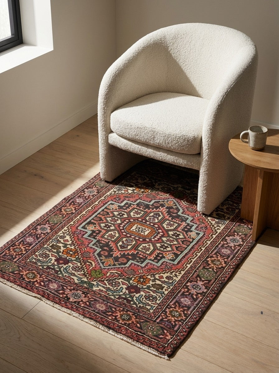 Goltuk — Hand-knotted, 60x80 cm, Red, 100% Virgin Wool | Detail view