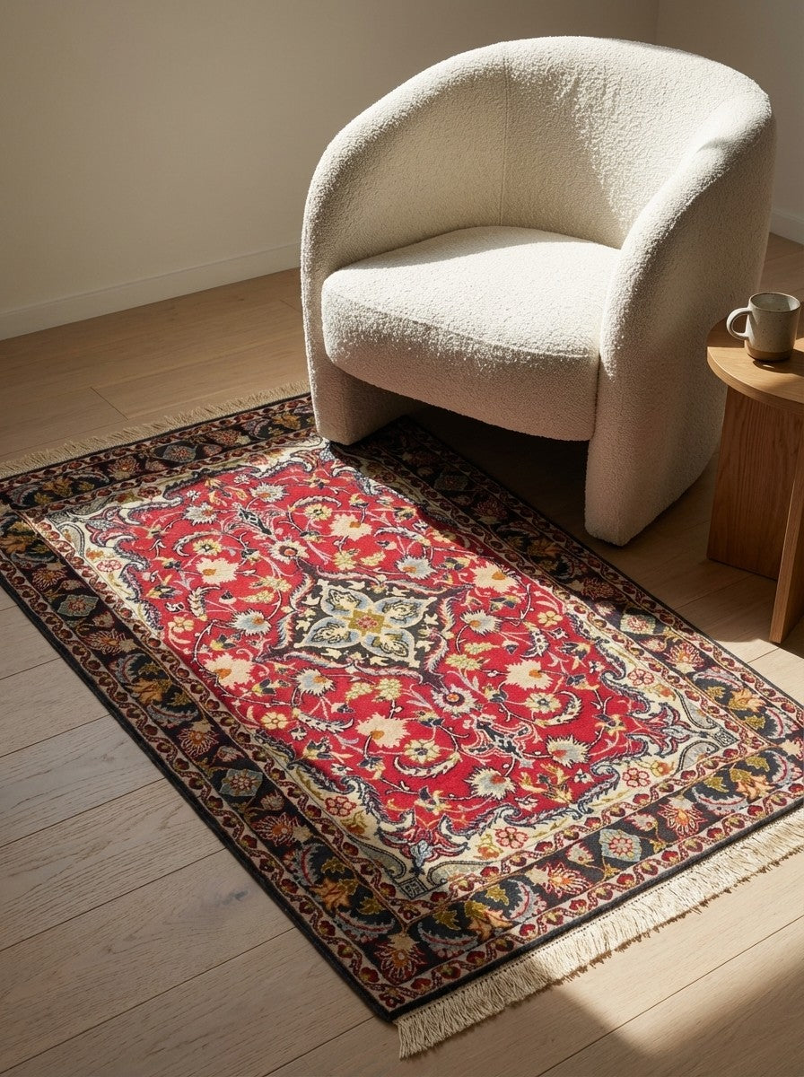 Isfahan — Hand-knotted, 73x108 cm, Red, 95% Schurwolle, 5% Seide | Detail view