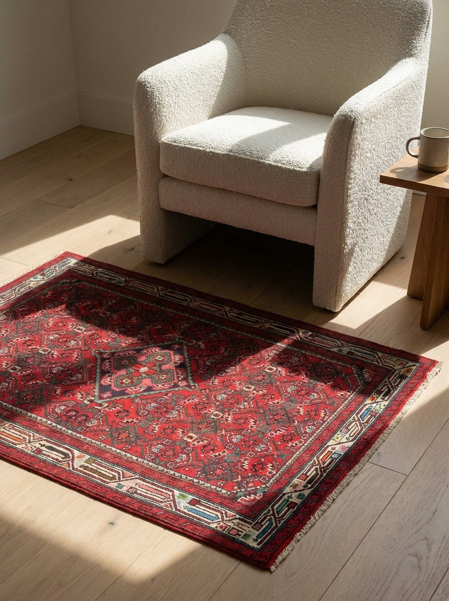 Assadabad — Hand-knotted, 100x155 cm, Red, 100% Virgin Wool | Detail view