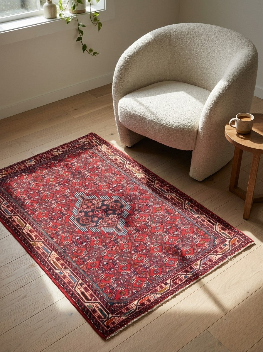 Assadabad — Hand-knotted, 105x151 cm, Red, 100% Virgin Wool | Detail view