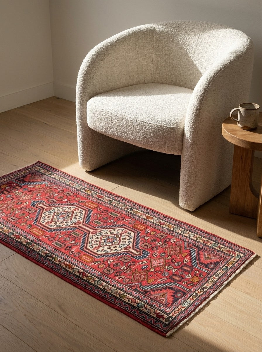 Assadabad — Hand-knotted, 63x140 cm, Red, 100% Virgin Wool | Detail view