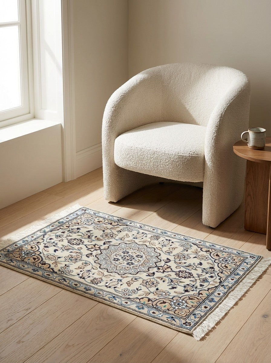 Nain 9La — Hand-knotted, 68x100 cm, Beige, 100% Virgin Wool | Detail view