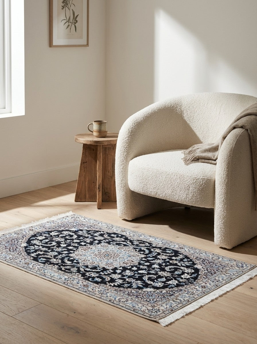 Nain 9La — Hand-knotted, 100x158 cm, Blue, 100% Virgin Wool | Detail view