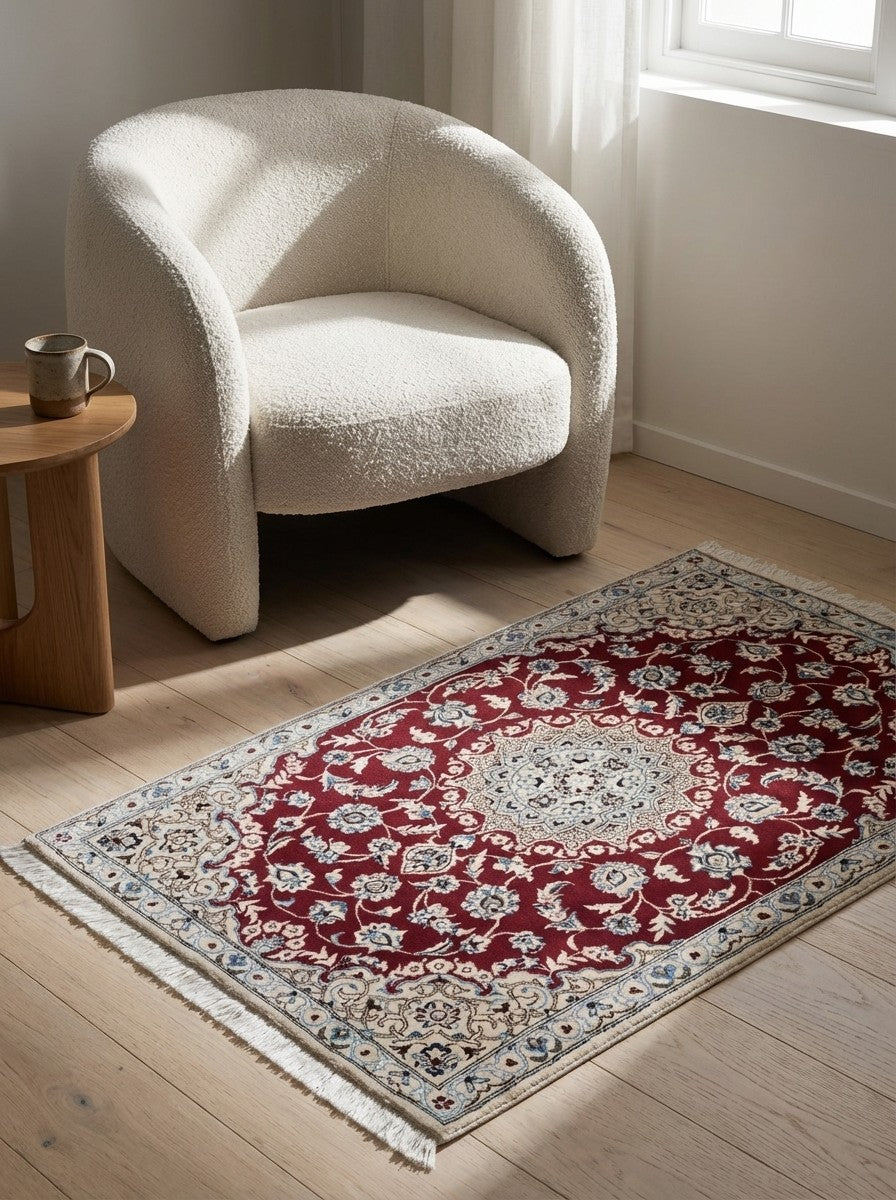 Nain 9La — Hand-knotted, 90x137 cm, Red, 100% Virgin Wool | Detail view