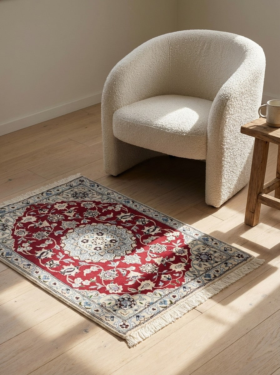 Nain 9La — Hand-knotted, 70x99 cm, Red, 100% Virgin Wool | Detail view