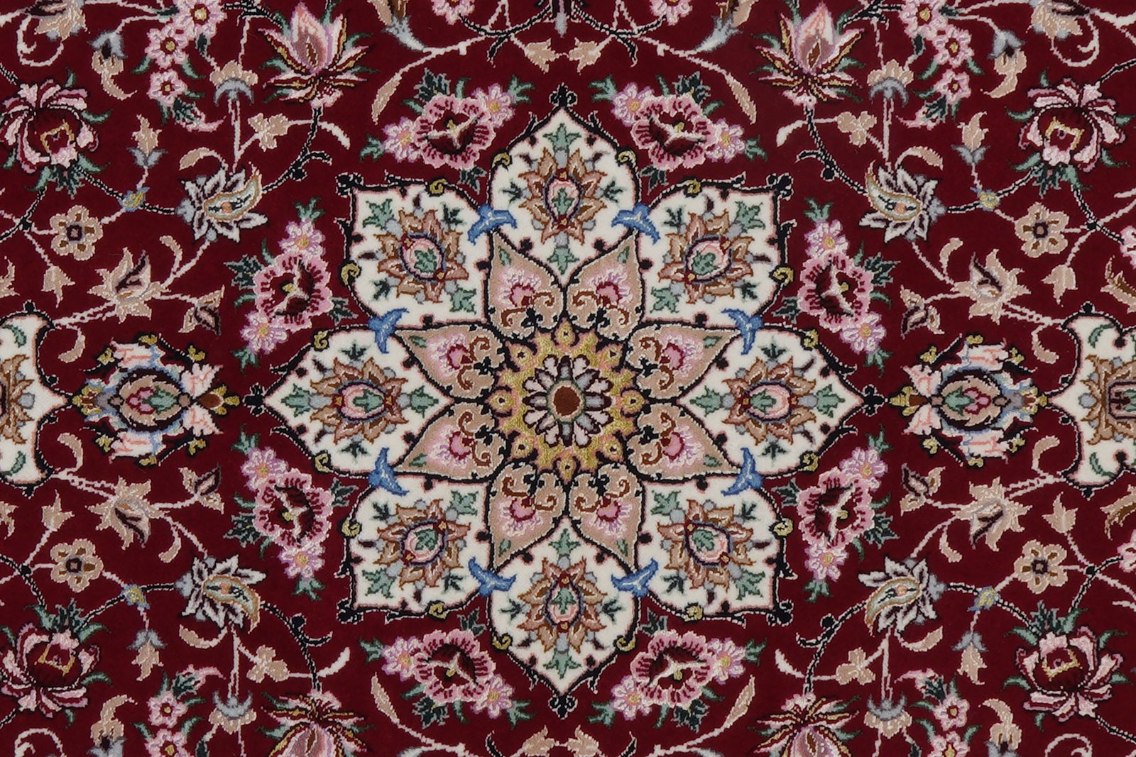 Isfahan — Hand-knotted, 107x164 cm, Red, 90% Schurwolle, 10% Seide | View 8