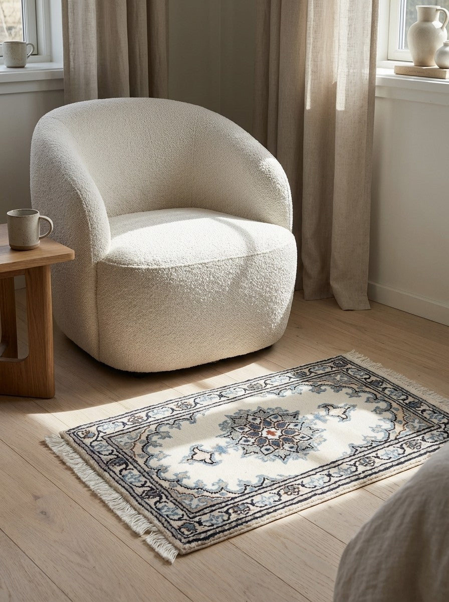 Nain 12La — Hand-knotted, 40x61 cm, Beige, 100% Virgin Wool | Detail view