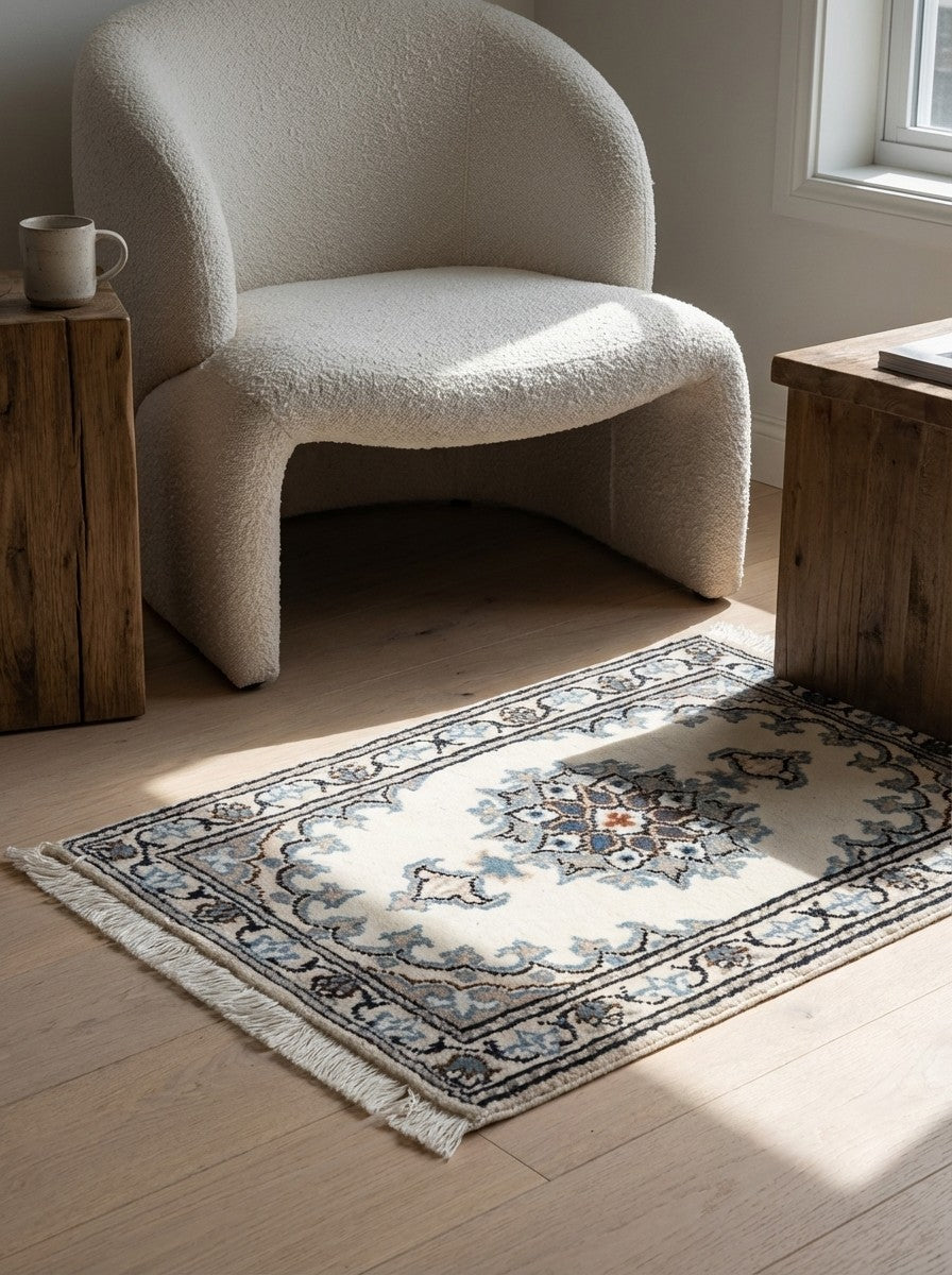 Nain 12La — Hand-knotted, 41x62 cm, Beige, 100% Virgin Wool | Detail view