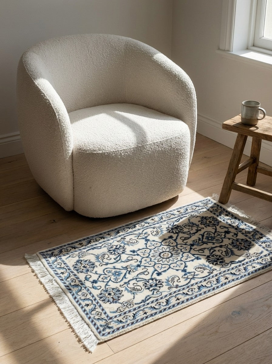 Nain 12La — Hand-knotted, 60x90 cm, Beige, 100% Virgin Wool | Detail view