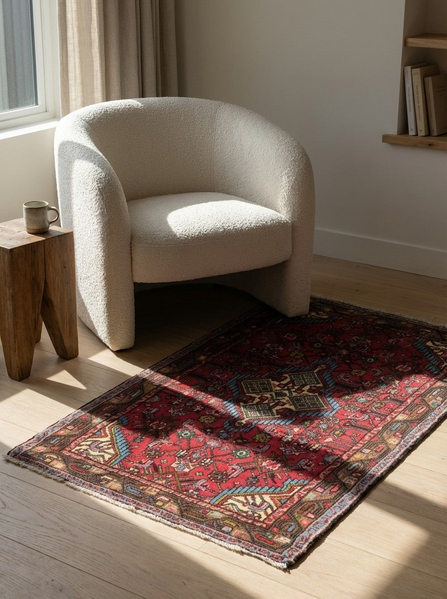 Assadabad — Hand-knotted, 77x131 cm, Red, 100% Virgin Wool | Detail view