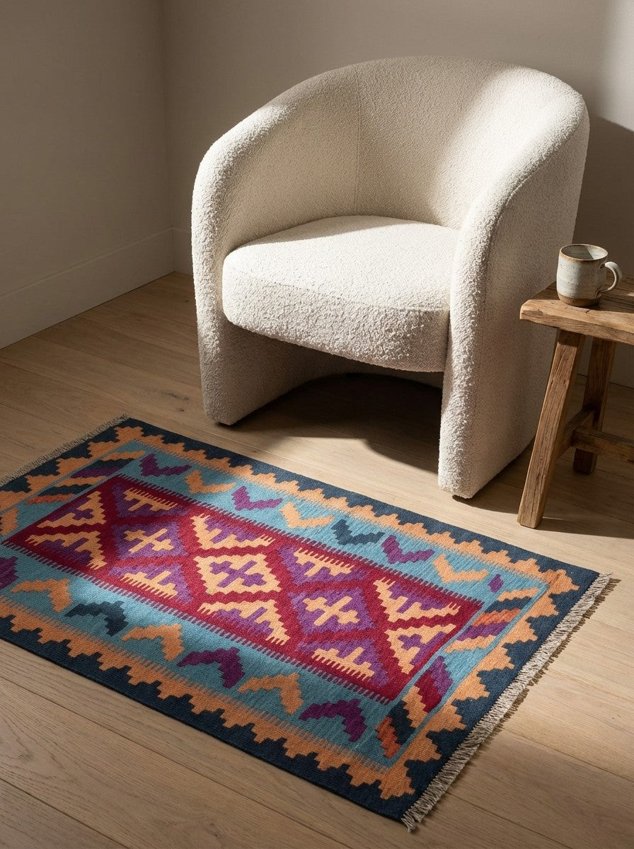 Kelim Gashgai — Handmade, 82x127 cm, Red, 100% Virgin Wool | Detail view