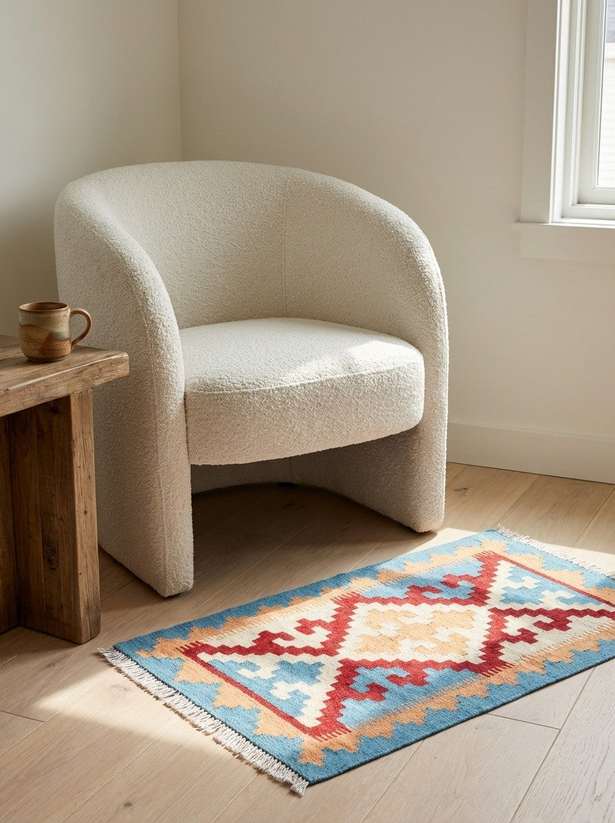 Kelim Gashgai — Handmade, 42x67 cm, Red, 100% Virgin Wool | Detail view