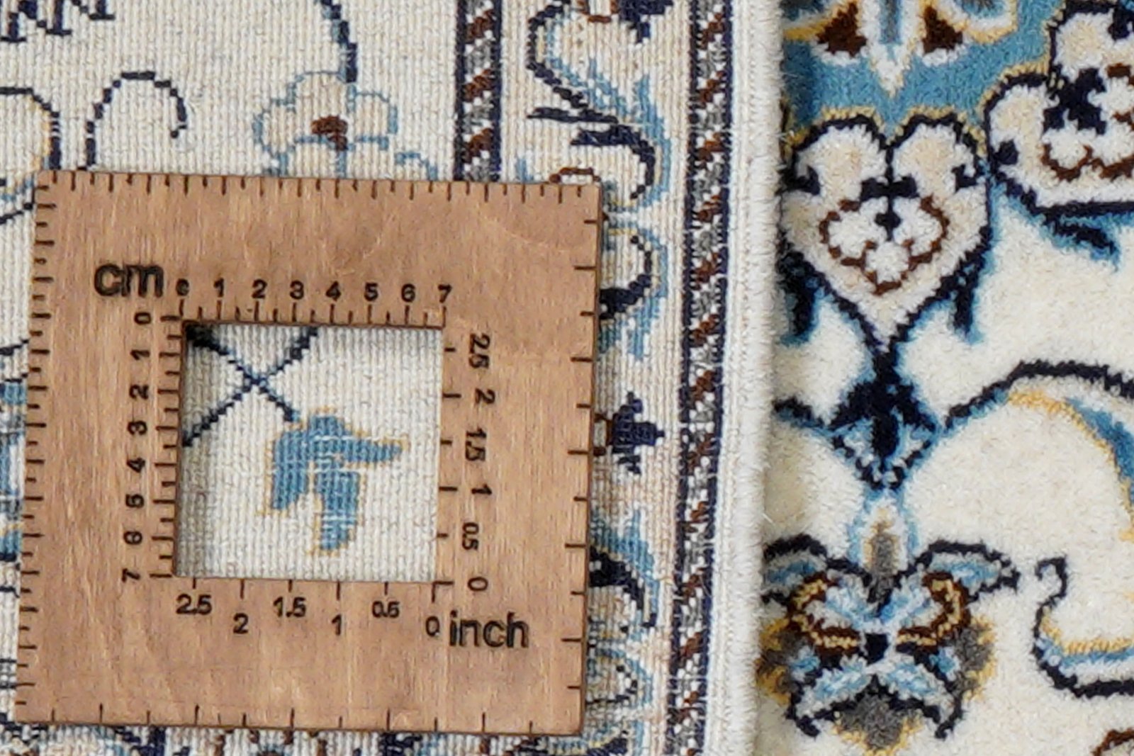 Nain 12La — Hand-knotted, 70x139 cm, Beige, 100% Virgin Wool | View 8