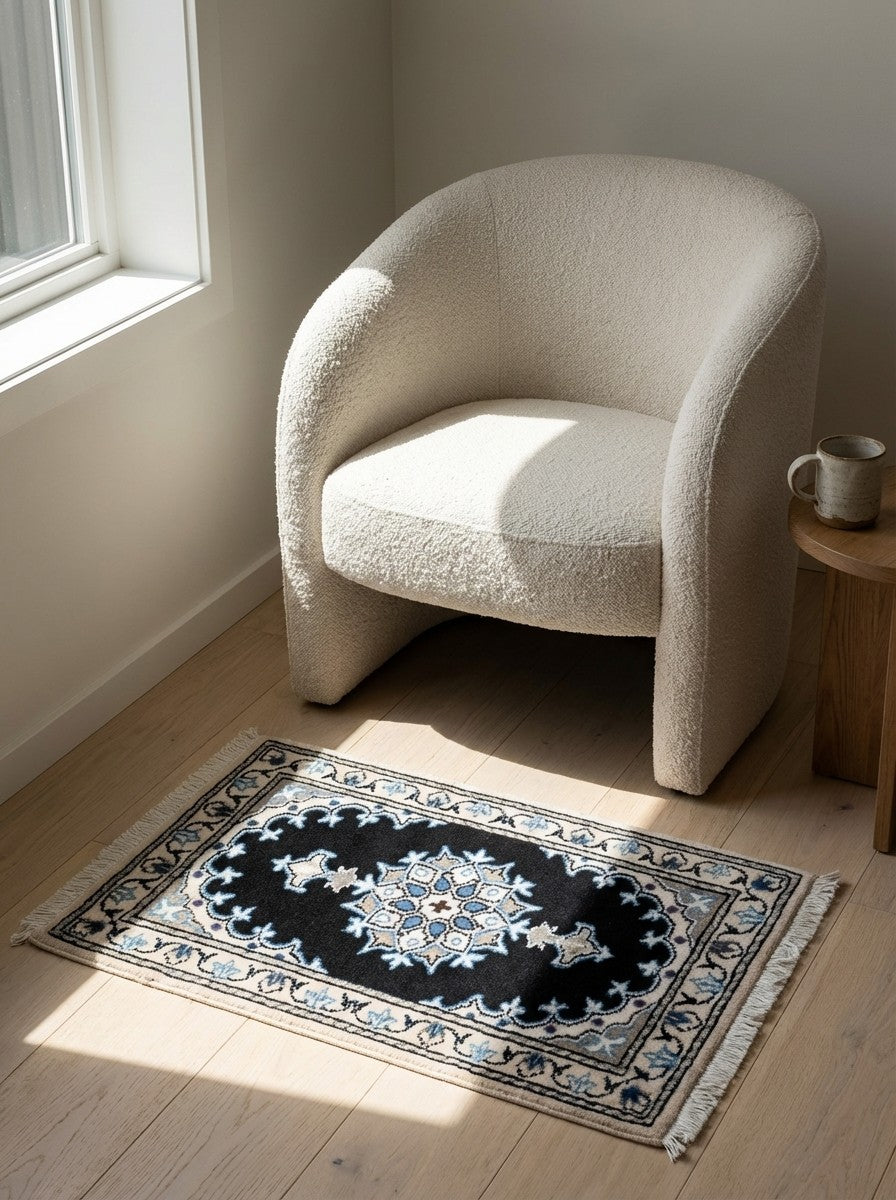 Nain 12La — Hand-knotted, 41x62 cm, Blue, 100% Virgin Wool | Detail view