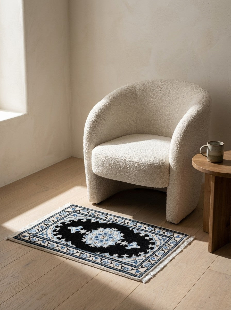 Nain 12La — Hand-knotted, 41x61 cm, Blue, 100% Virgin Wool | Detail view
