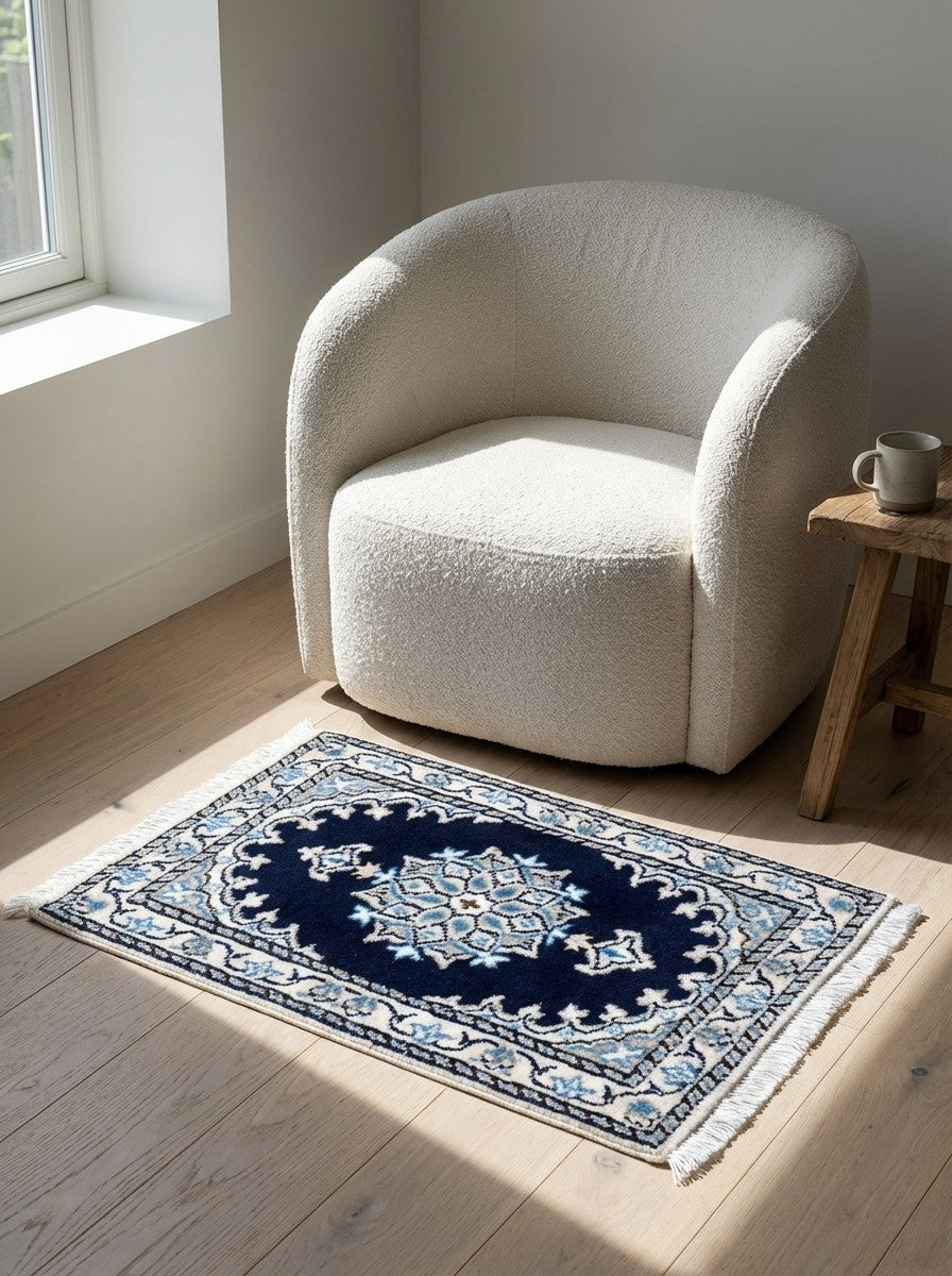 Nain 12La — Hand-knotted, 40x57 cm, Blue, 100% Virgin Wool | Detail view