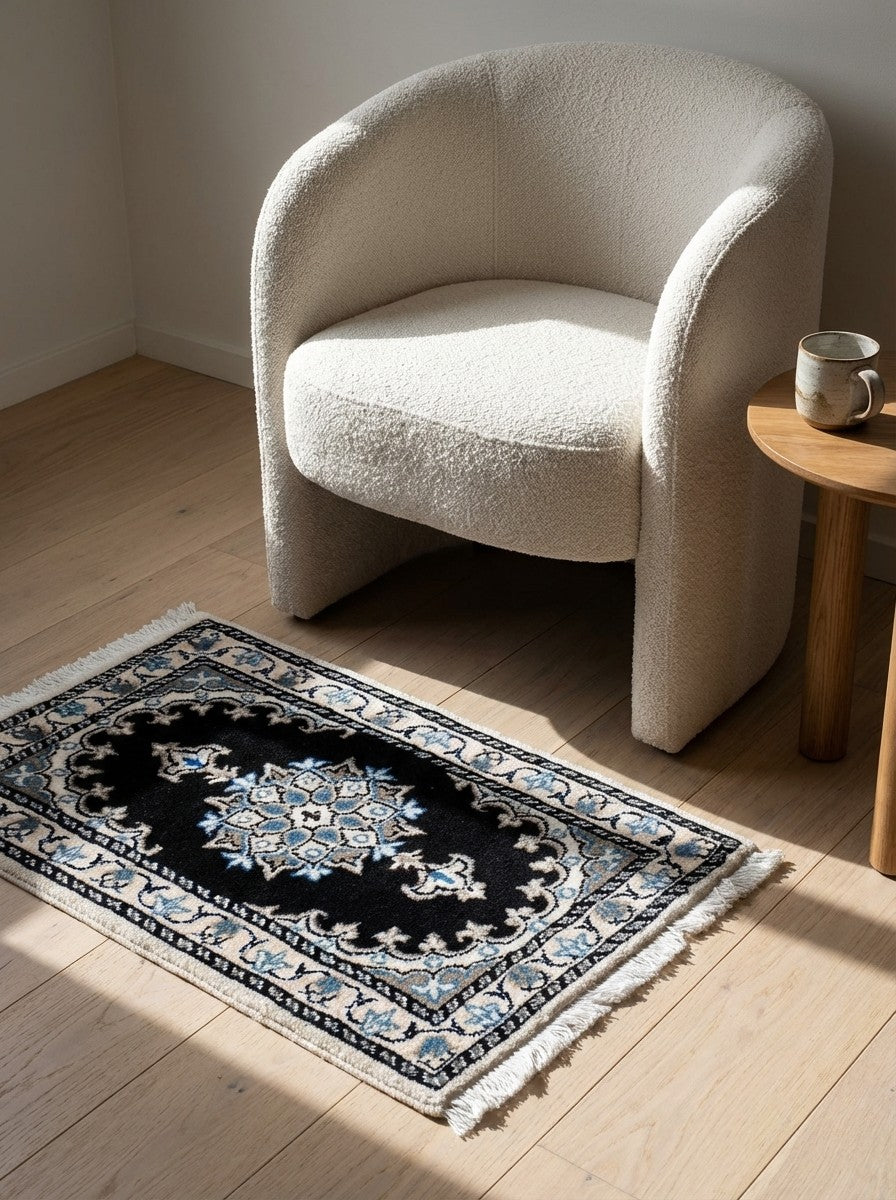 Nain 12La — Hand-knotted, 38x60 cm, Blue, 100% Virgin Wool | Detail view