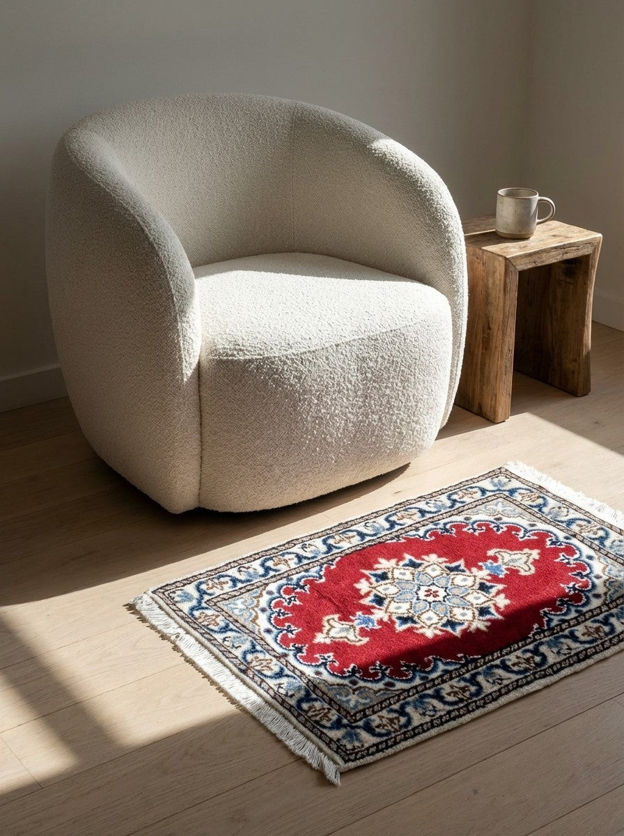 Nain 12La — Hand-knotted, 39x59 cm, Red, 100% Virgin Wool | Detail view