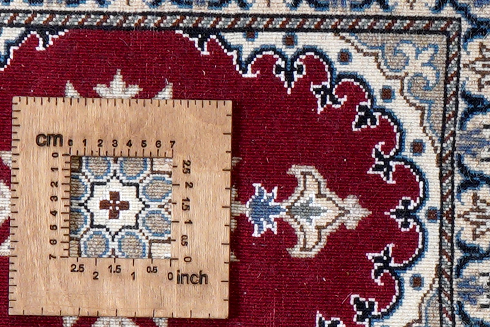 Nain 12La — Hand-knotted, 39x59 cm, Red, 100% Virgin Wool | View 8