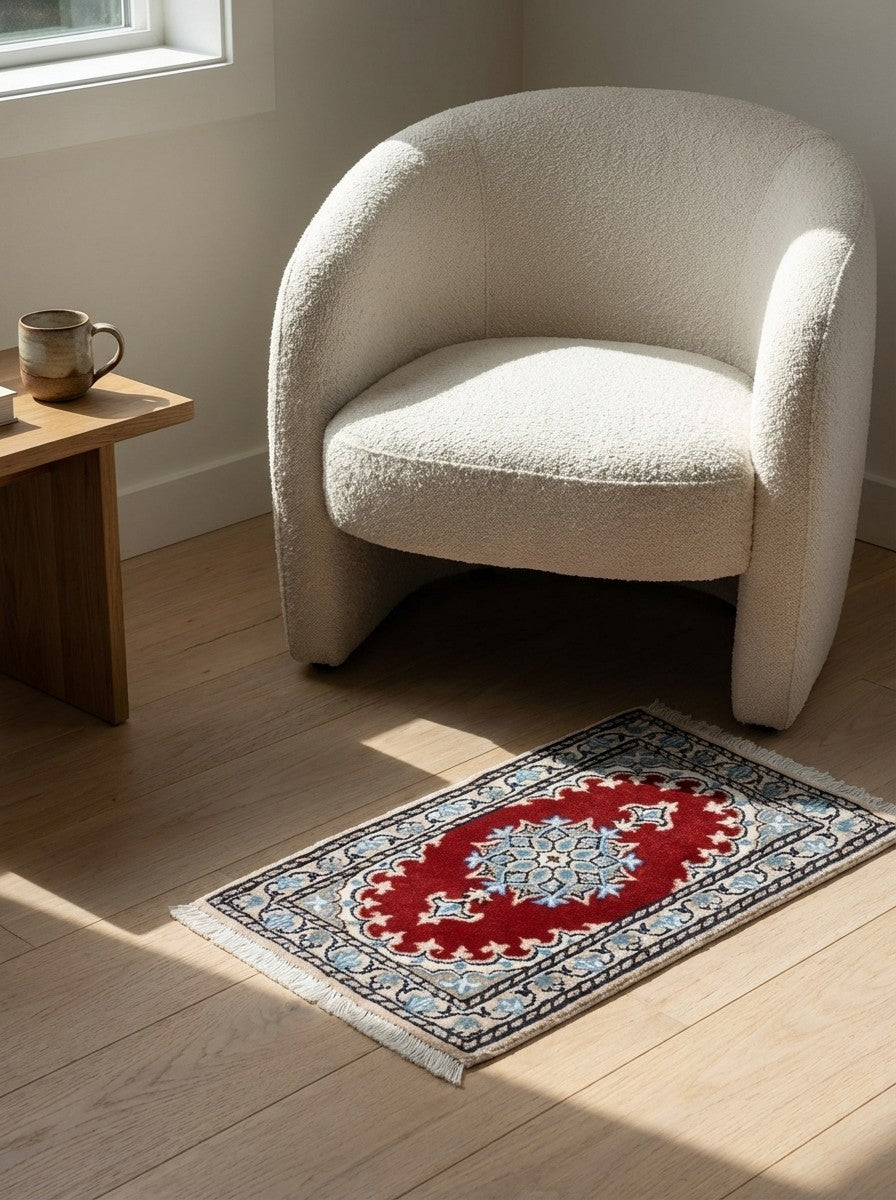 Nain 12La — Hand-knotted, 39x59 cm, Red, 100% Virgin Wool | Detail view