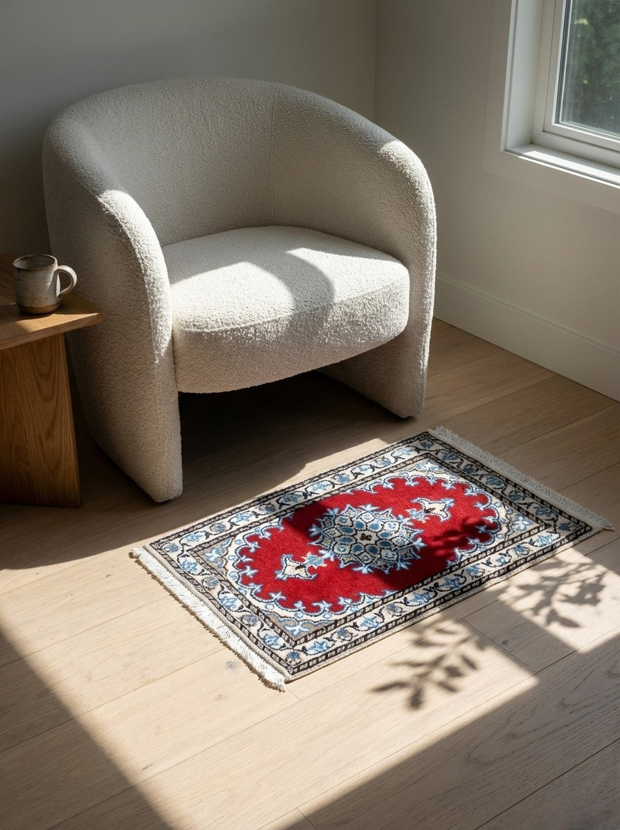 Nain 12La — Hand-knotted, 40x57 cm, Red, 100% Virgin Wool | Detail view