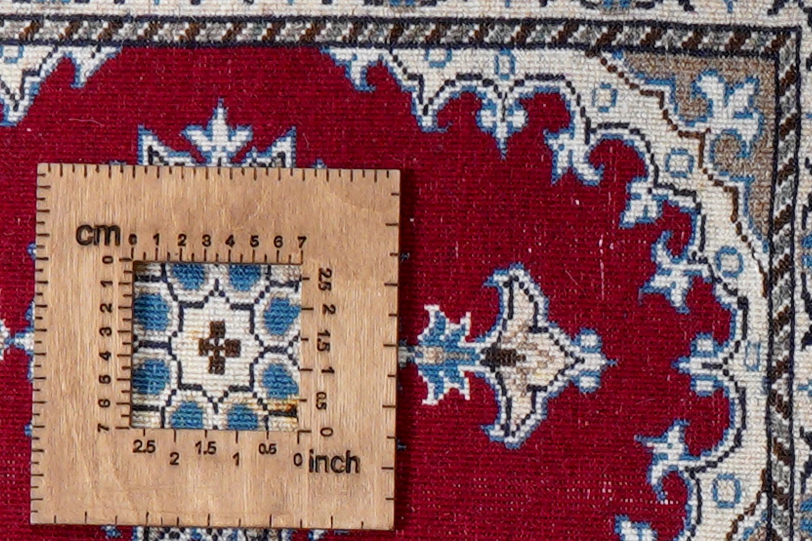 Nain 12La — Hand-knotted, 40x57 cm, Red, 100% Virgin Wool | View 8