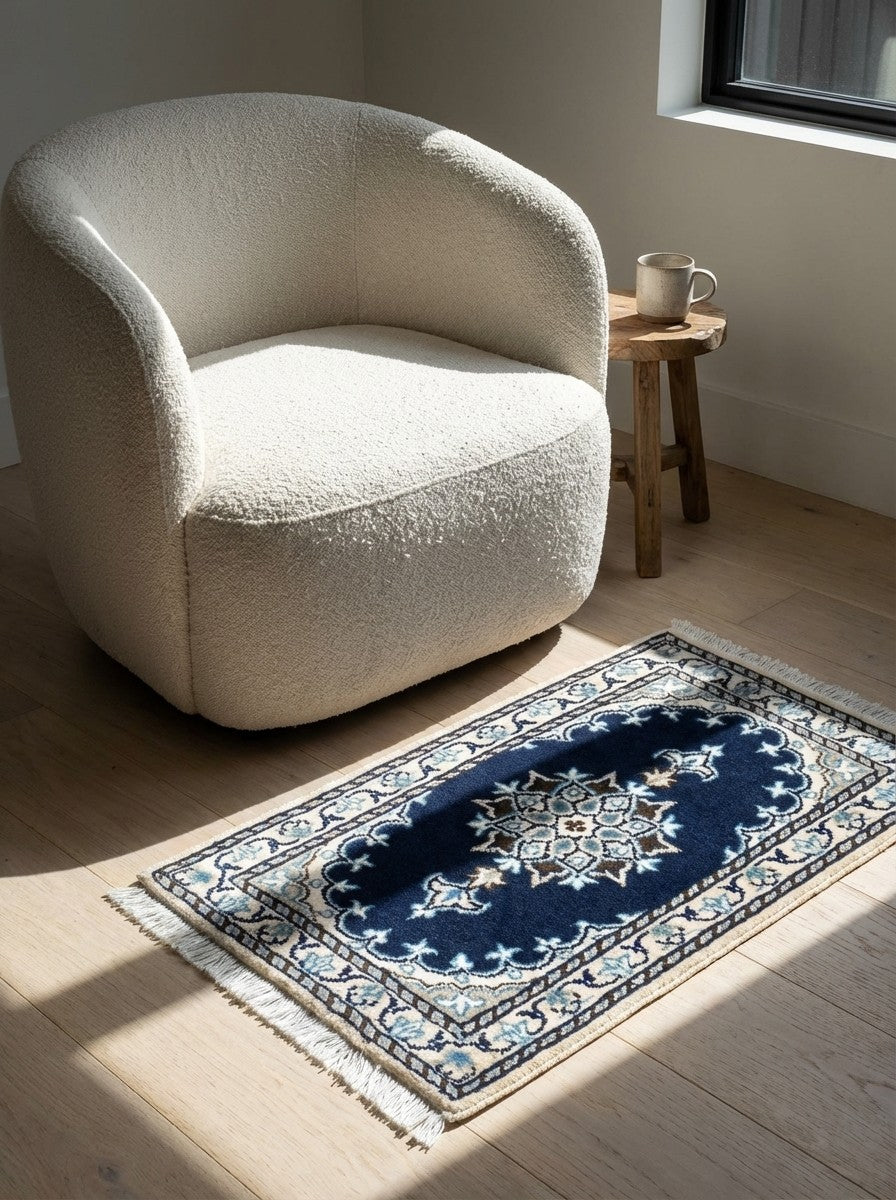 Nain 12La — Hand-knotted, 40x60 cm, Blue, 100% Virgin Wool | Detail view