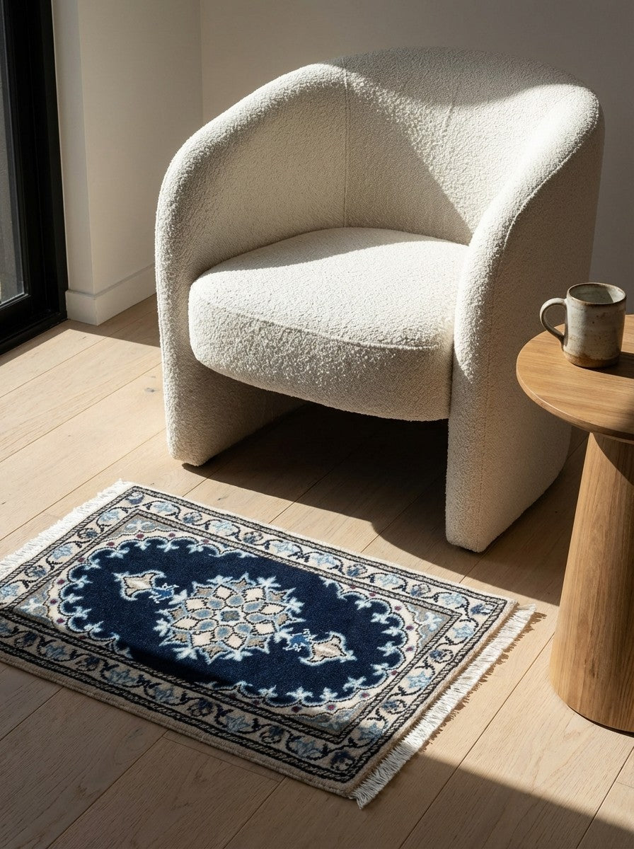 Nain 12La — Hand-knotted, 40x60 cm, Blue, 100% Virgin Wool | Detail view