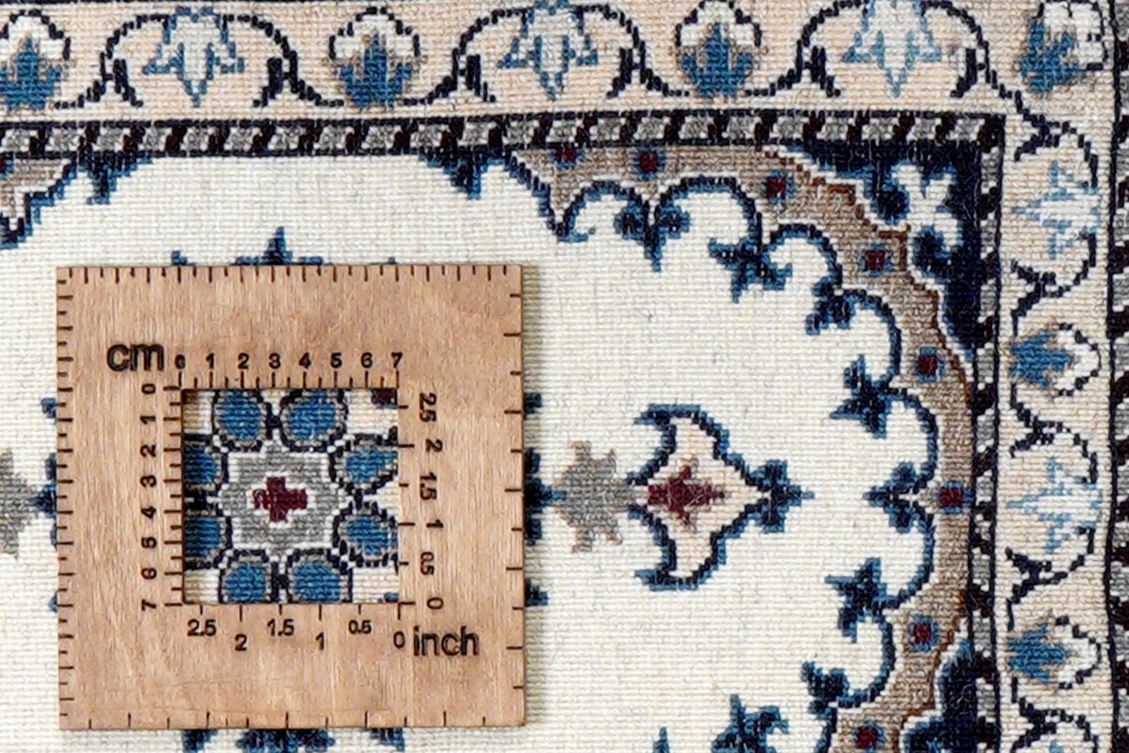 Nain 12La — Hand-knotted, 37x59 cm, Beige, 100% Virgin Wool | View 8