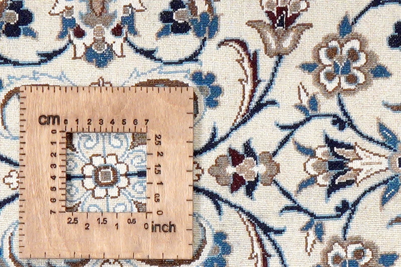 Nain 12La — Hand-knotted, 65x204 cm, Beige, 100% Virgin Wool | View 8