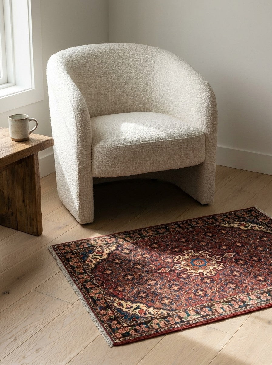 Heritage — Hand-knotted, 104x147 cm, Red, 100% Virgin Wool | Detail view
