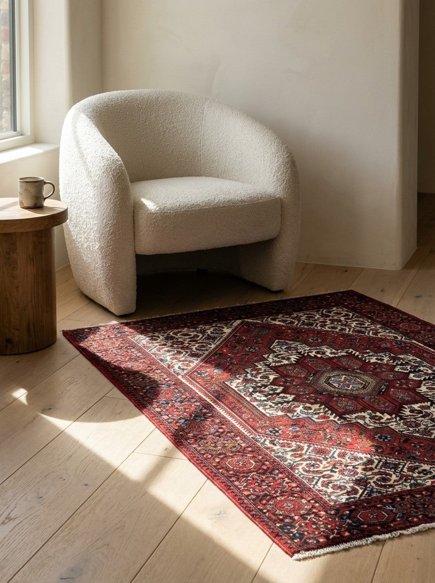 Goltuk — Hand-knotted, 101x151 cm, Red, 100% Virgin Wool | Detail view