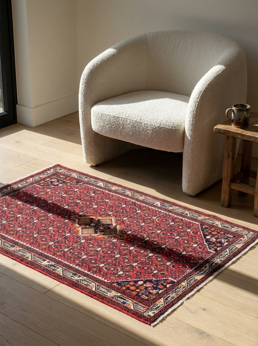Assadabad — Hand-knotted, 106x161 cm, Red, 100% Virgin Wool | Detail view