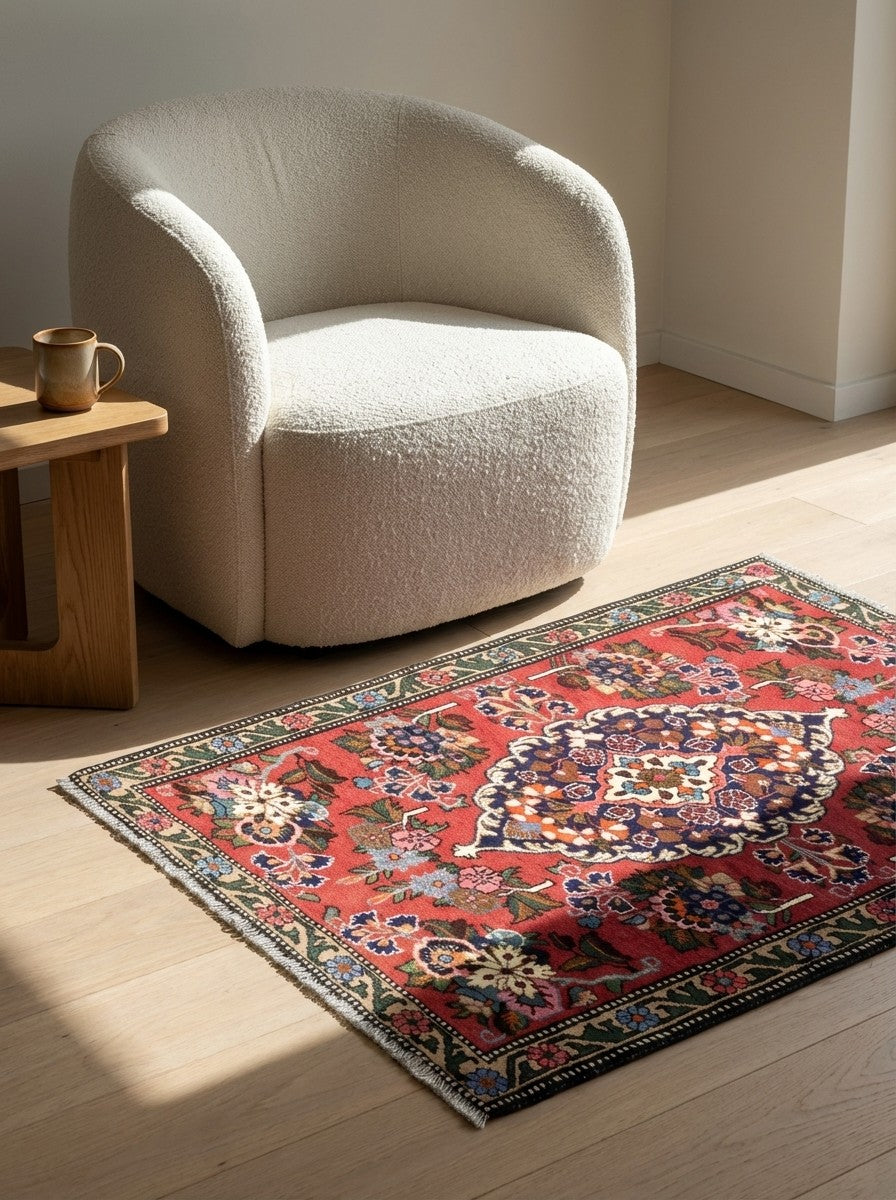 Saveh — Hand-knotted, 109x158 cm, Red, 100% Virgin Wool | Detail view