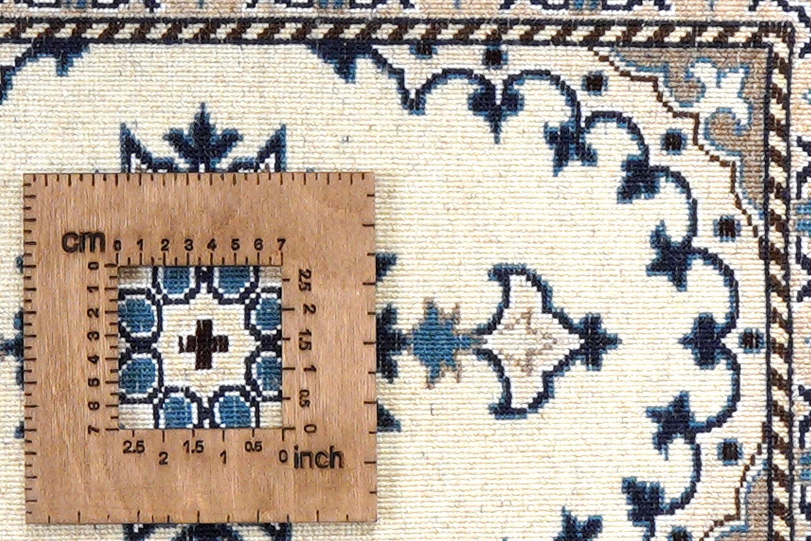 Nain 12La — Hand-knotted, 39x62 cm, Beige, 100% Virgin Wool | View 8