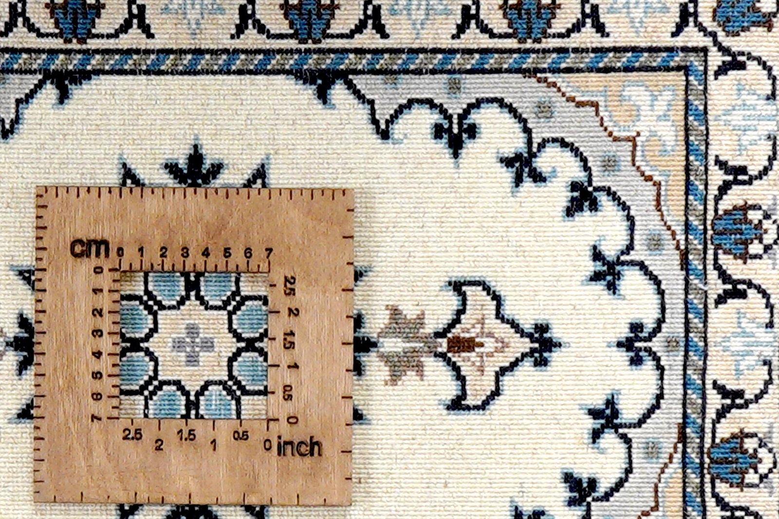Nain 12La — Hand-knotted, 40x59 cm, Beige, 100% Virgin Wool | View 8