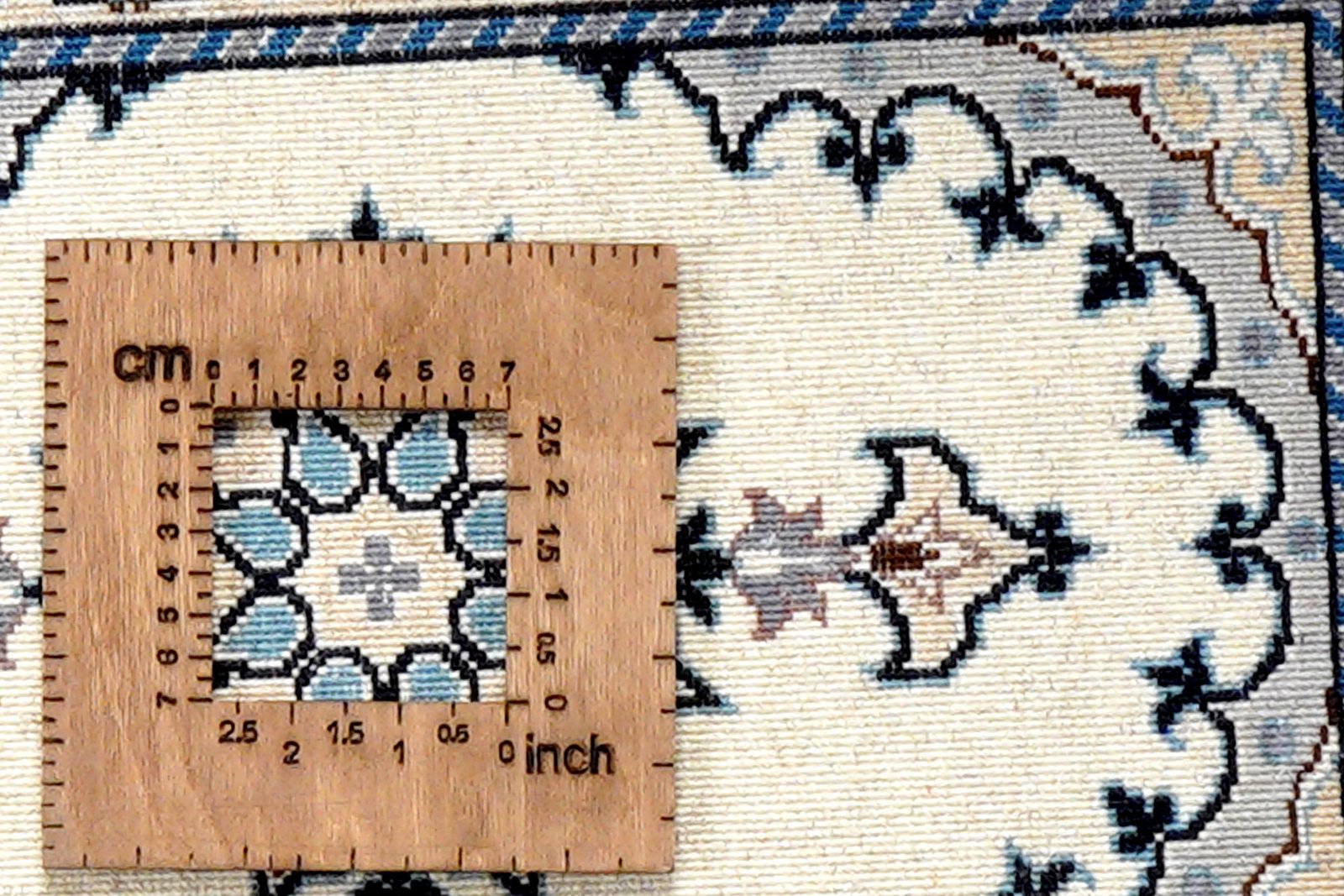 Nain 12La — Hand-knotted, 39x59 cm, Beige, 100% Virgin Wool | View 8