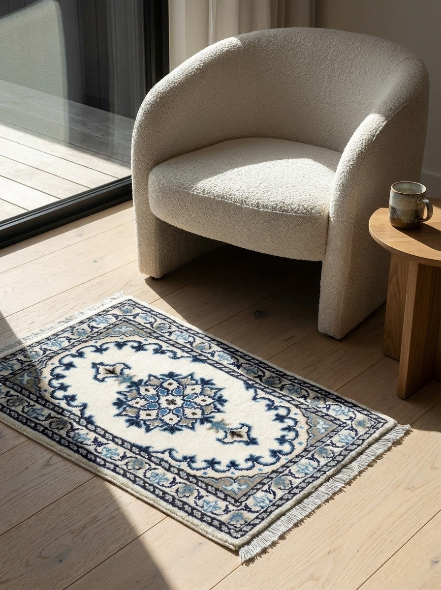 Nain 12La — Hand-knotted, 39x61 cm, Beige, 100% Virgin Wool | Detail view