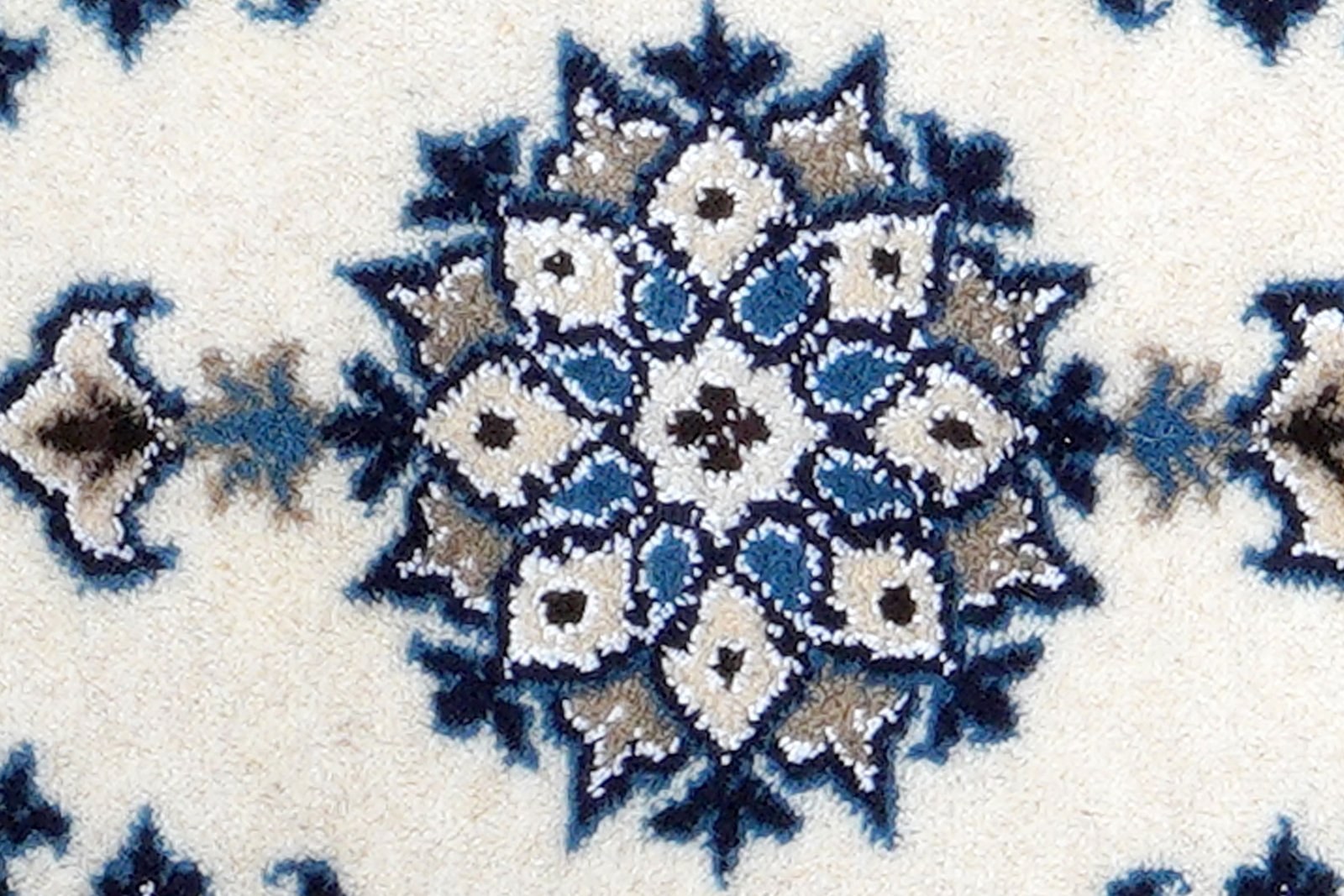 Nain 12La — Hand-knotted, 39x61 cm, Beige, 100% Virgin Wool | View 6