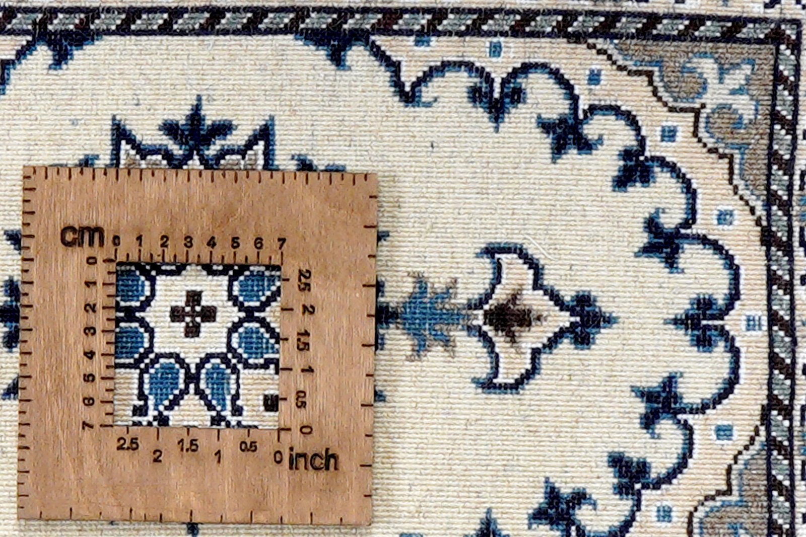 Nain 12La — Hand-knotted, 39x61 cm, Beige, 100% Virgin Wool | View 8