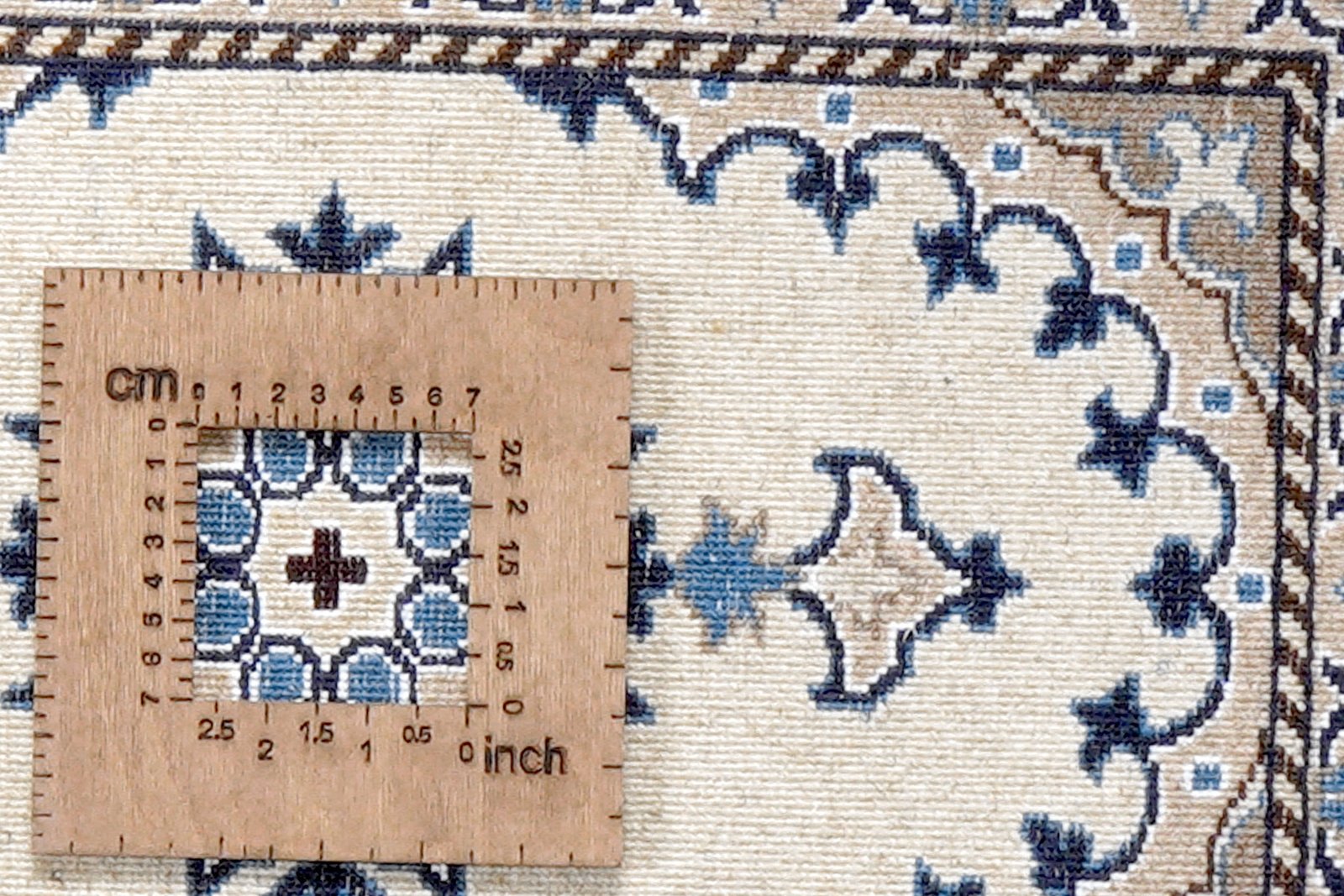 Nain 12La — Hand-knotted, 39x62 cm, Beige, 100% Virgin Wool | View 8
