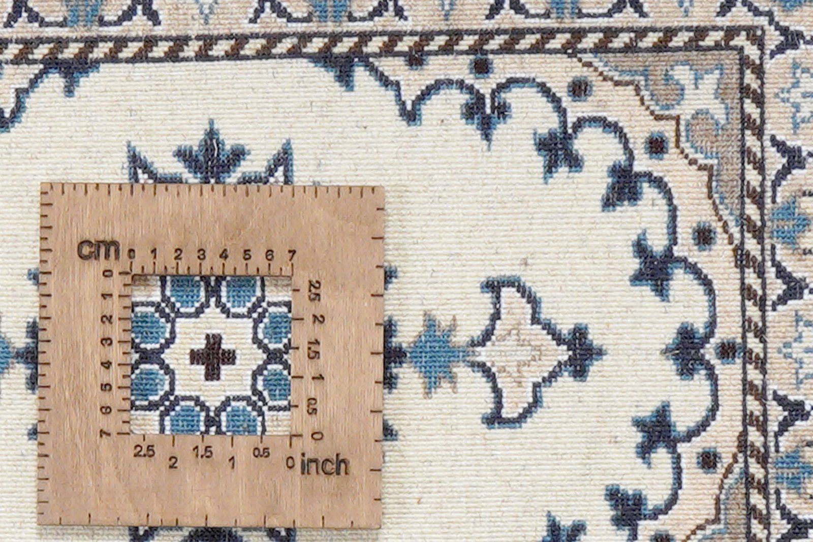 Nain 12La — Hand-knotted, 39x60 cm, Beige, 100% Virgin Wool | View 8