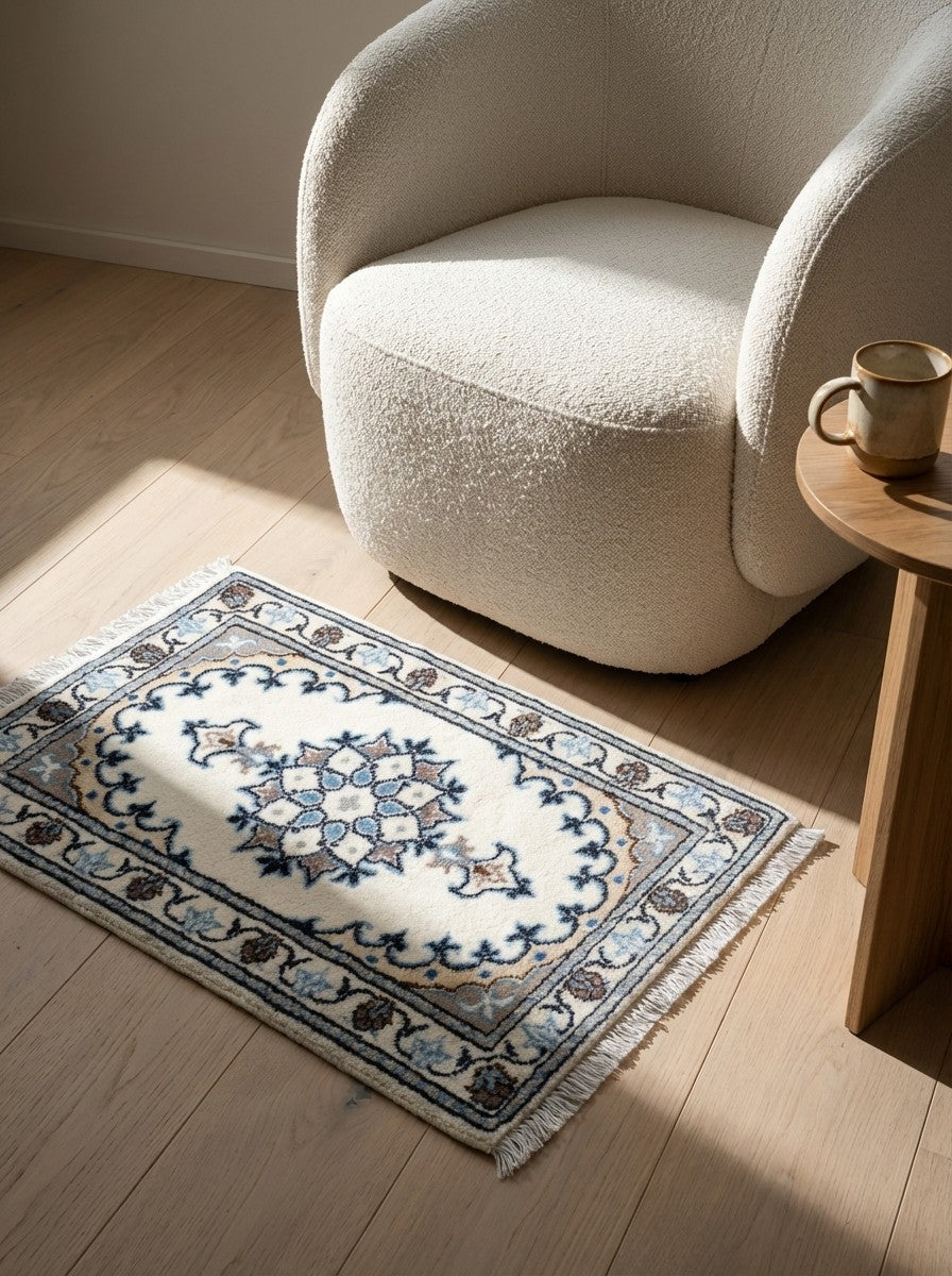 Nain 12La — Hand-knotted, 40x60 cm, Beige, 100% Virgin Wool | Detail view