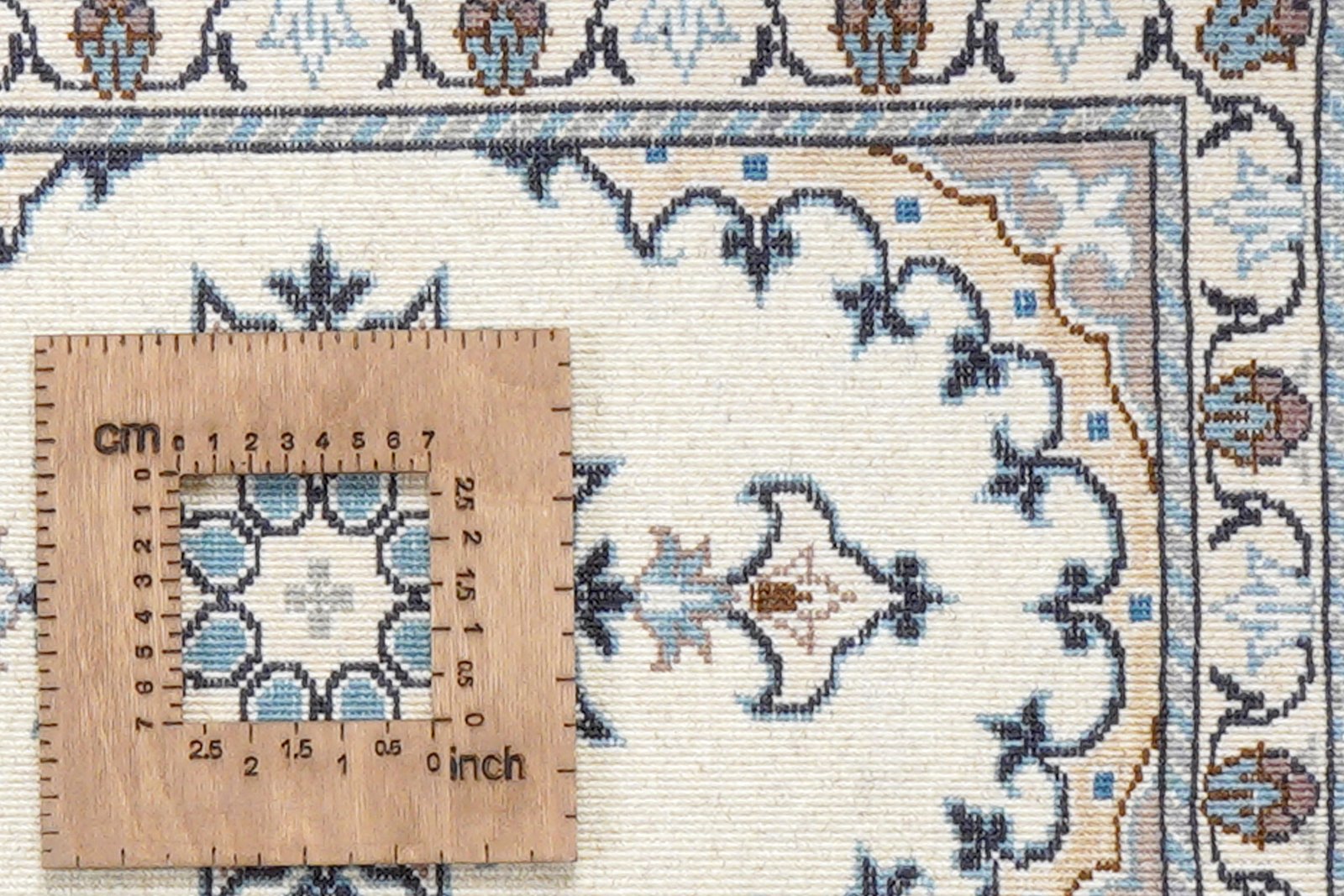 Nain 12La — Hand-knotted, 40x60 cm, Beige, 100% Virgin Wool | View 8