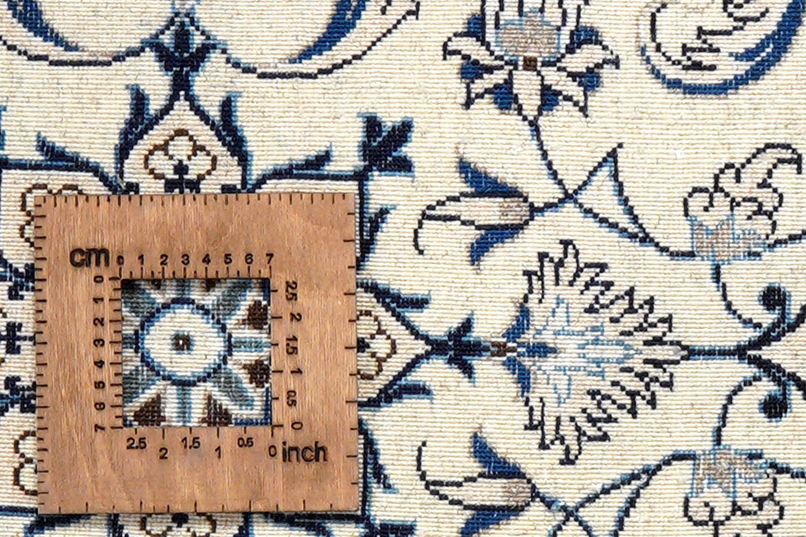 Nain 12La — Hand-knotted, 68x139 cm, Beige, 100% Virgin Wool | View 8
