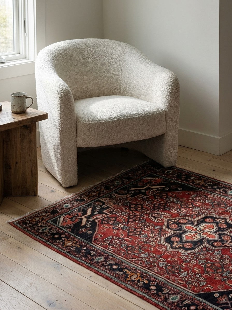 Heritage — Hand-knotted, 105x164 cm, Red, 100% Virgin Wool | Detail view