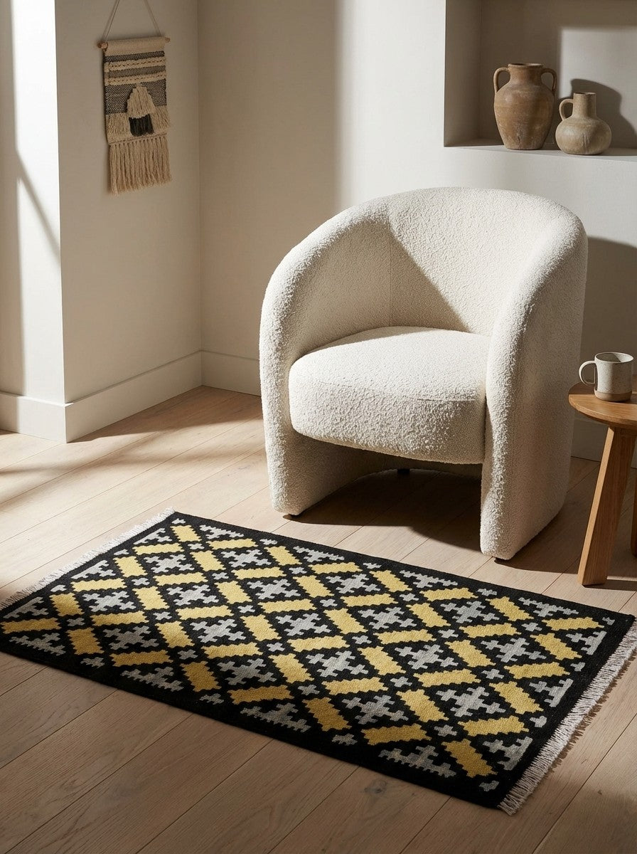 Kelim Gashgai — Handmade, 82x119 cm, Black, 100% Virgin Wool | Detail view
