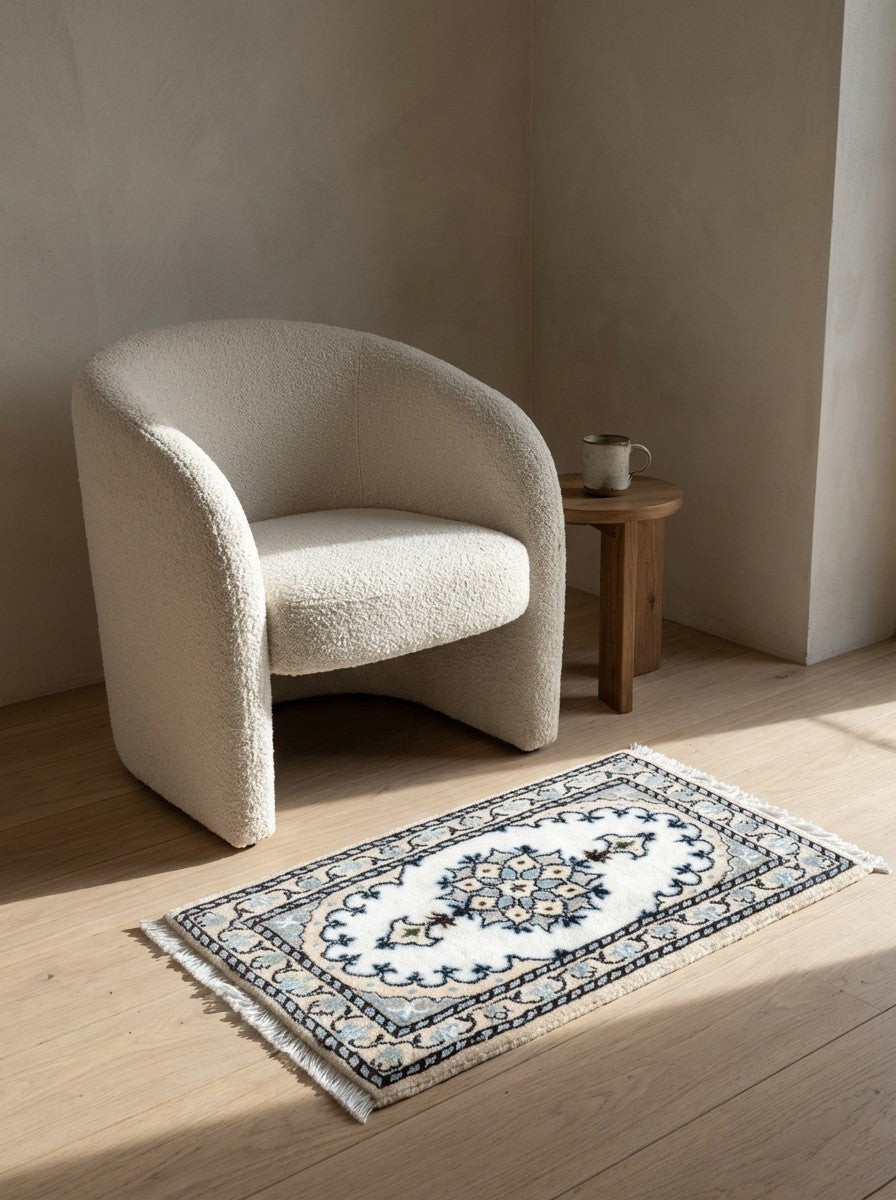 Nain 12La — Hand-knotted, 38x65 cm, Beige, 100% Virgin Wool | Detail view